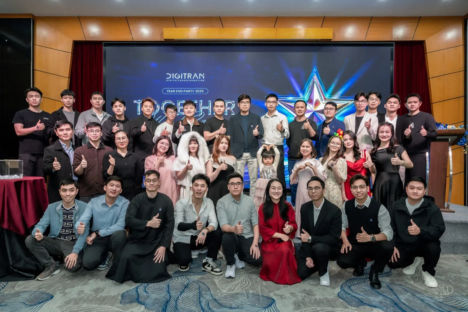 Đội ngũ Digitran chụp ảnh chung tại Year End Party 2025
